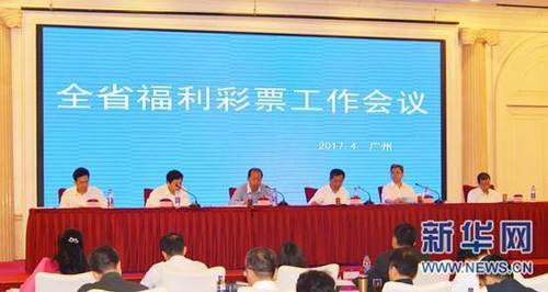 只见九人在强风的吹拂下，头发凌乱、五官变形，偶像包袱全无，生动形象地演绎;飞驰到变形，喜剧氛围扑面而来